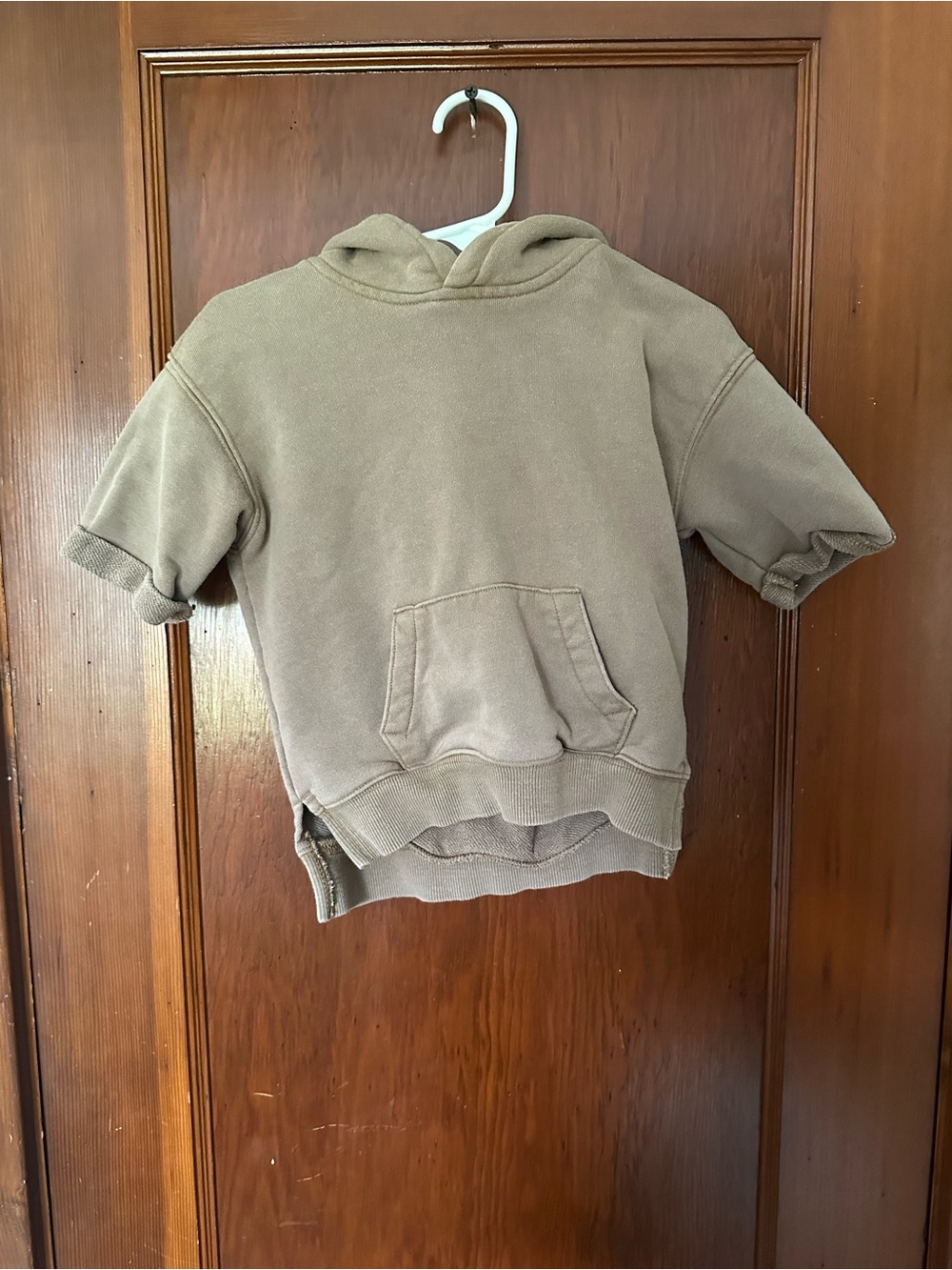 Little Bipsy Short-Sleeve Hooded Pullover in Taupe